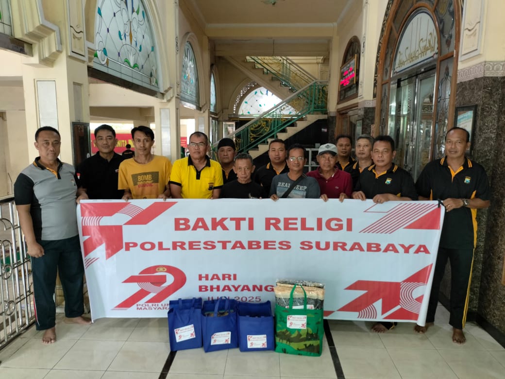 Bhakti Religi HUT Ke-79 Bhayangkara Polsek Tandes Bersihkan Masjid dan Beri Bantuan
