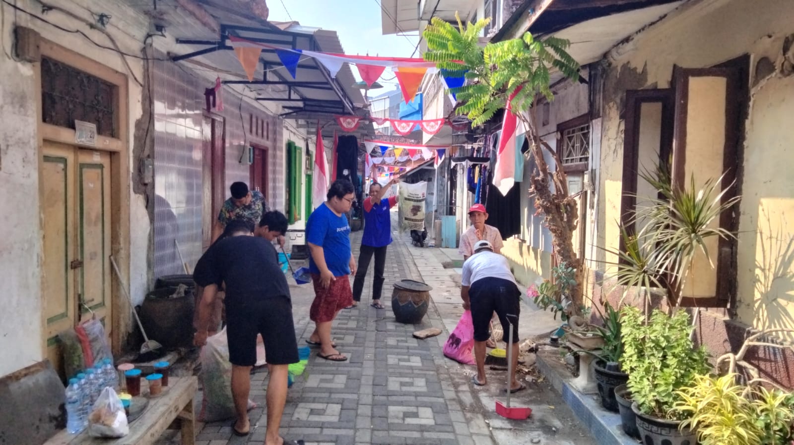 Semangat Gotong Royong Warnai Peringatan HUT Ke-79 RI di Surabaya 