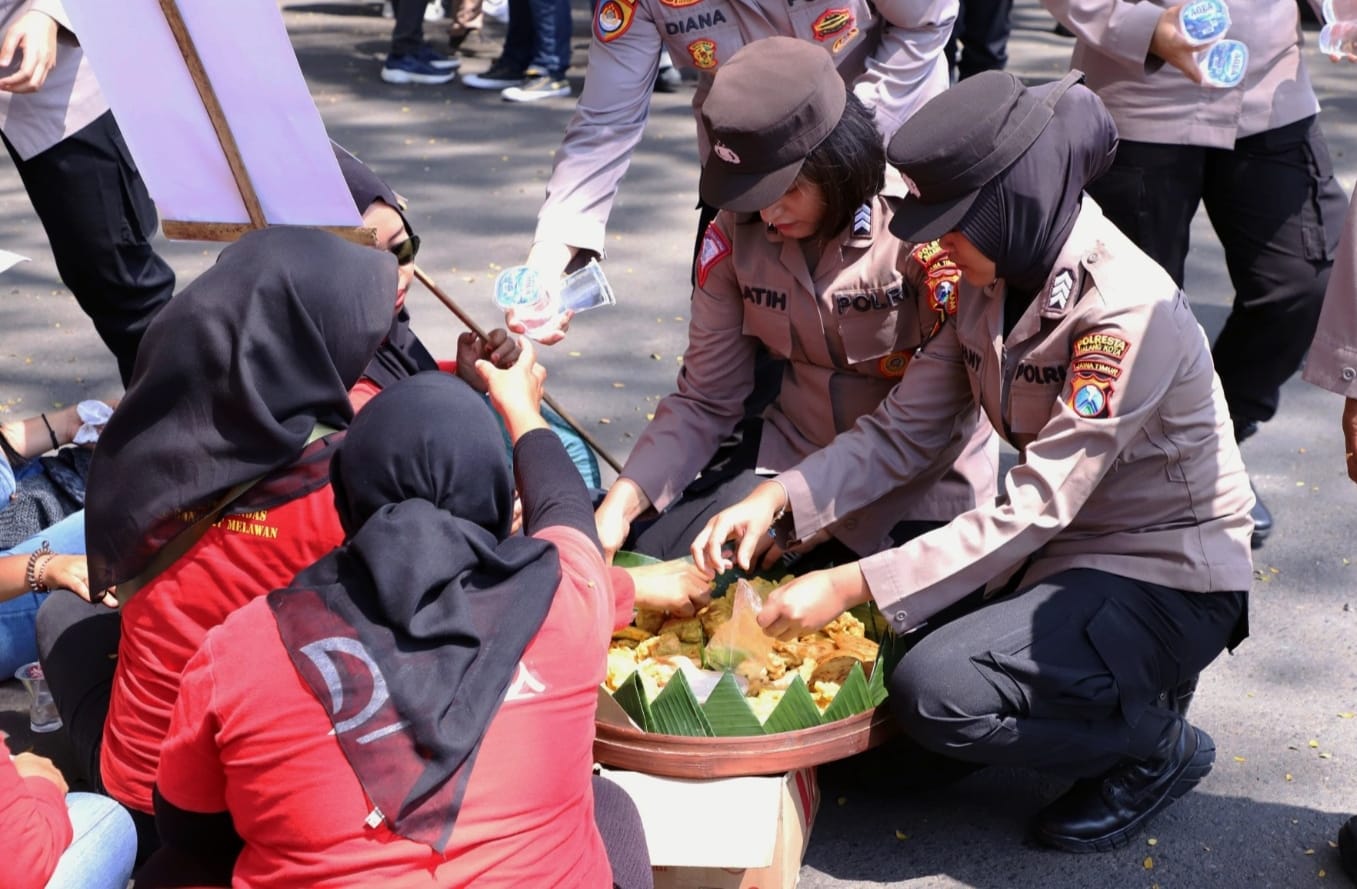 Aksi Terpuji Polisi Kota Malang di Peringatan May Day