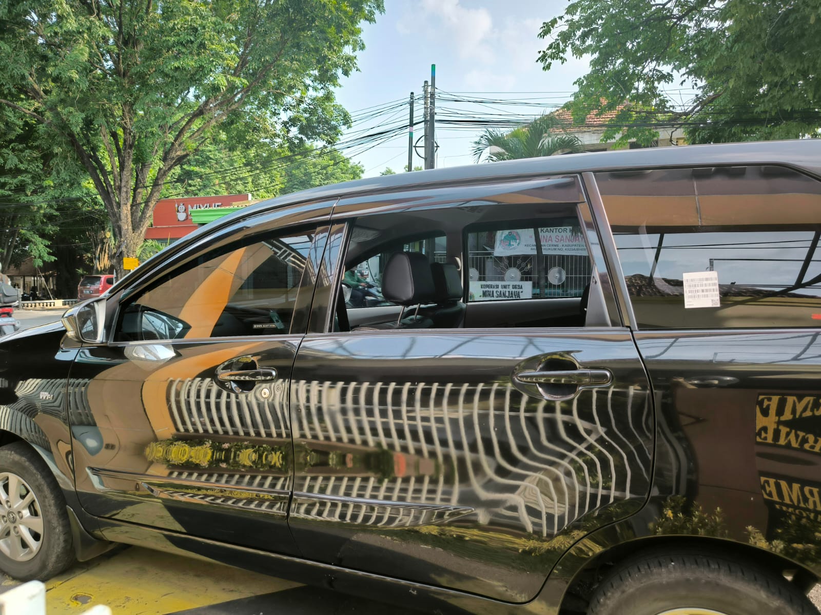 Mobil Pegawai Bank Jadi Sasaran Pelaku Pecah Kaca di Gresik