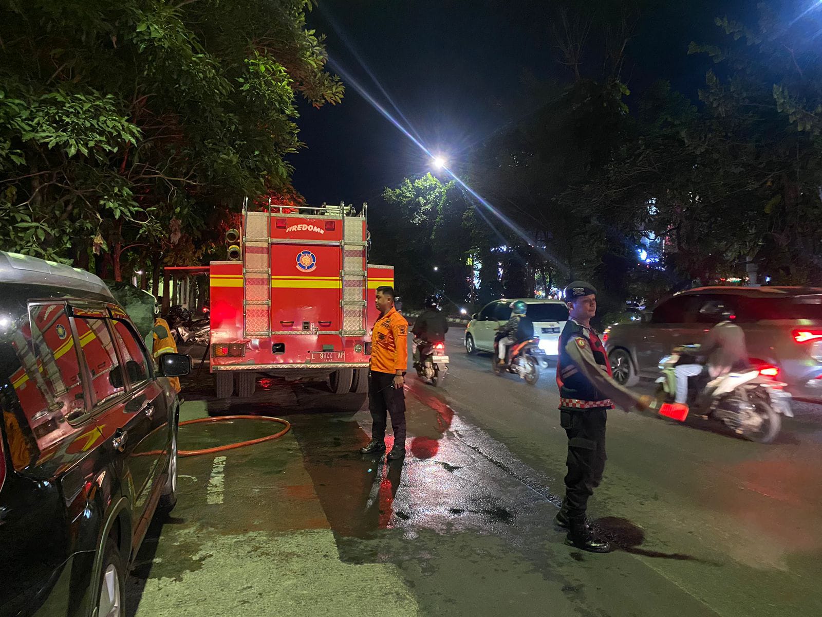 Mobil Terbakar di Depan TMP Sepuluh Nopember, Polsek Dukuh Pakis Sigap Pengamanan