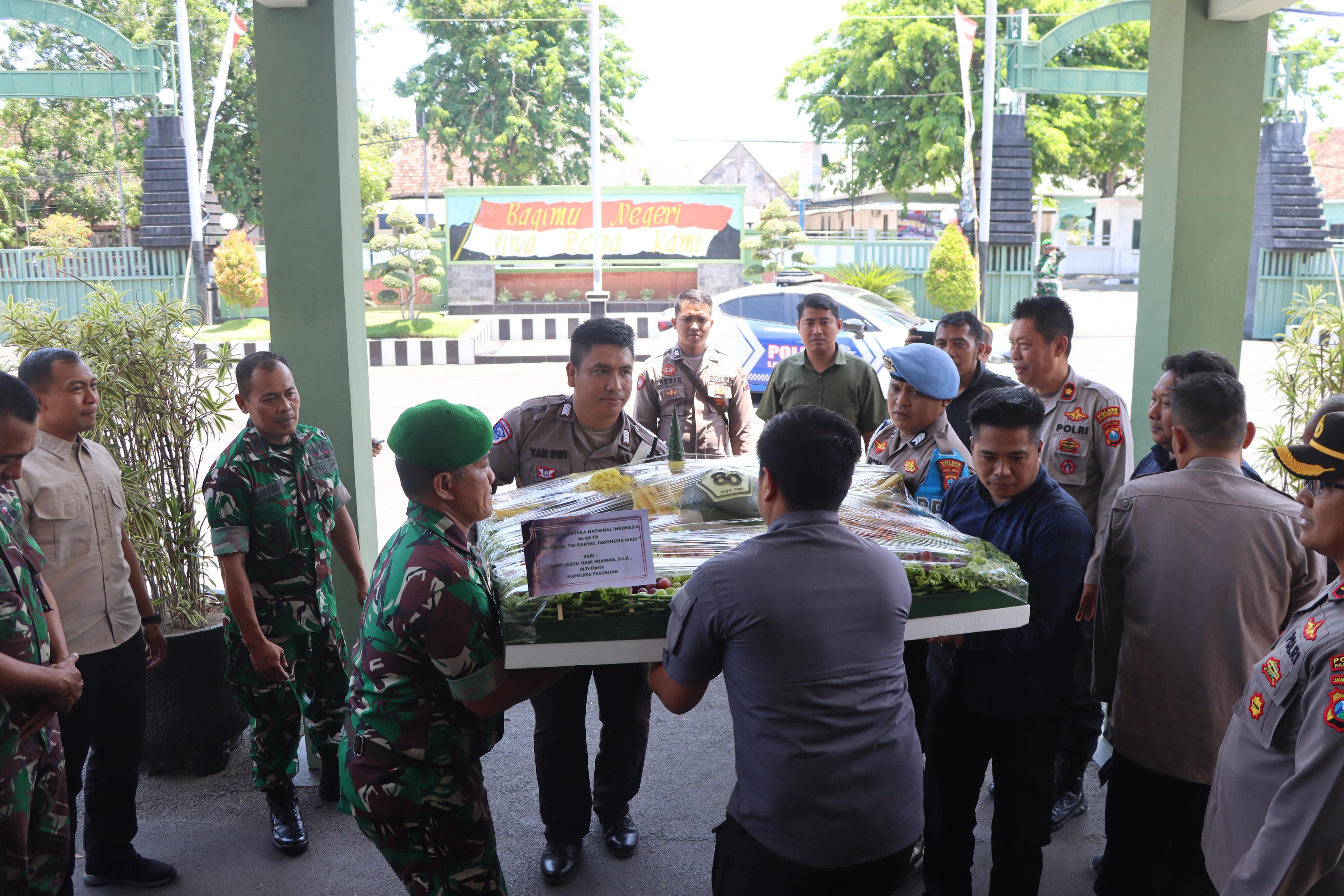 Rayakan HUT Ke-80 TNI, Polres Pasuruan Kunjungi Kodim 0819 Bawa Tumpeng Jumbo