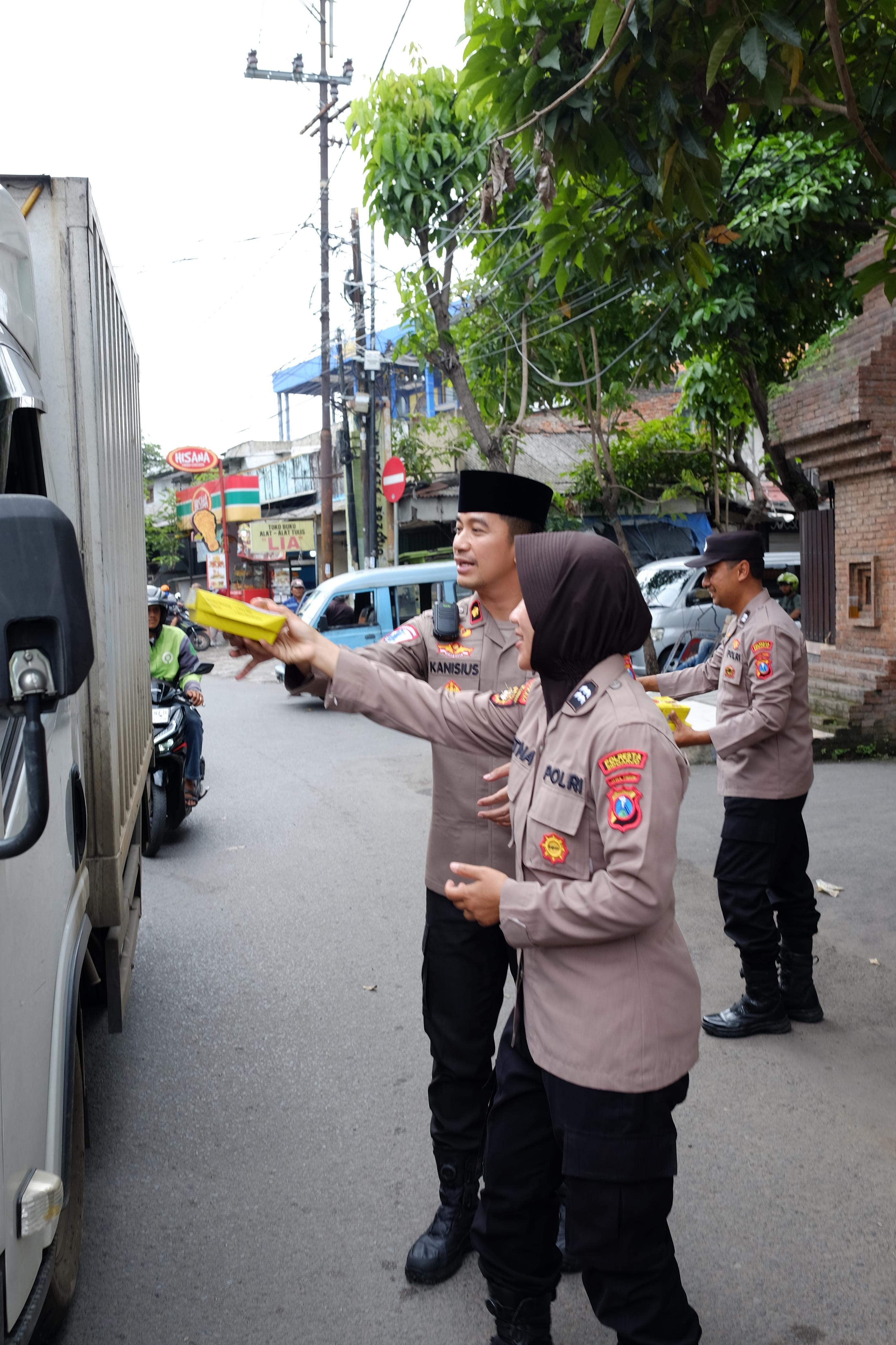 Indahnya Jumat Berkah, Polsek Taman Bagikan Makanan ke Warga di Jalan Raya Wonocolo