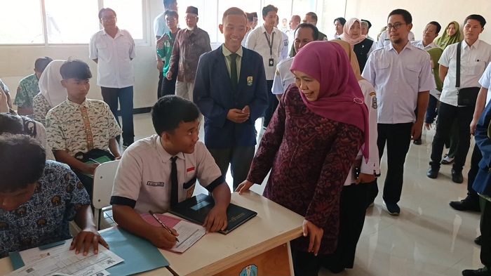Gubernur Khofifah Tinjau Pelaksanaan SPMB di Gresik, Pastikan Proses Berjalan Lancar