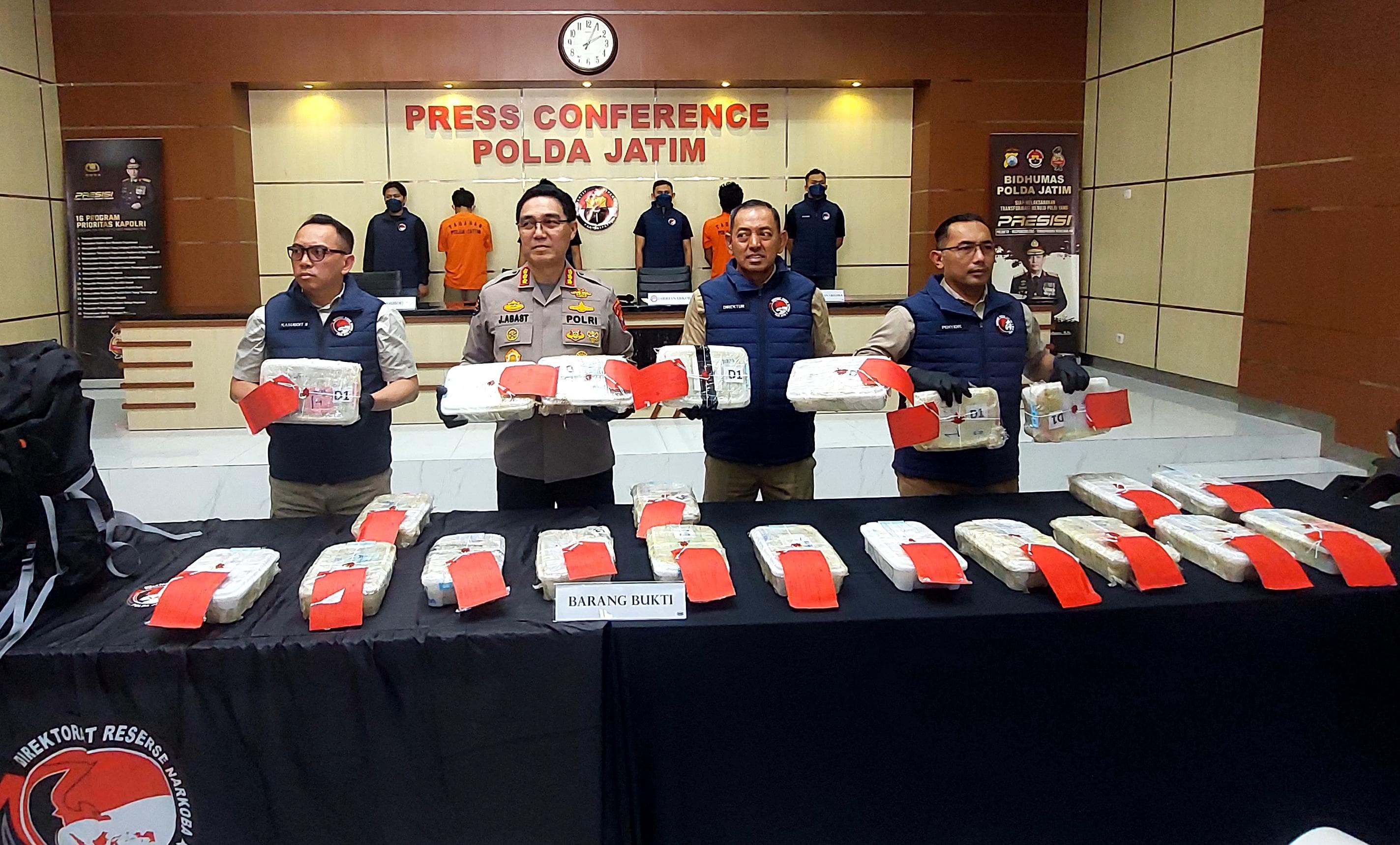 Amankan Dua Kurir, Ditresnarkoba Polda Jatim Buru Pemilik 22 Kilogram Sabu Jaringan Timur Tengah