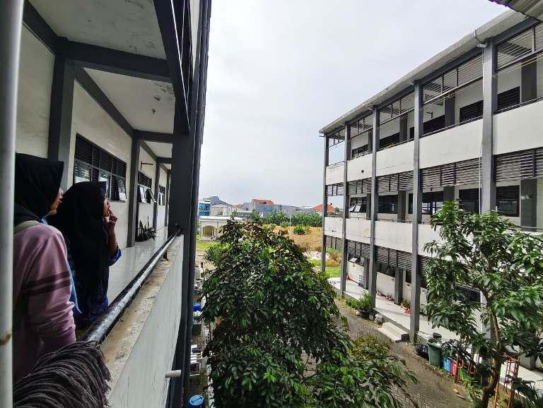 Plafon SMPN 60 Surabaya Ambrol ketika Literasi, Siswa Panik Berhamburan