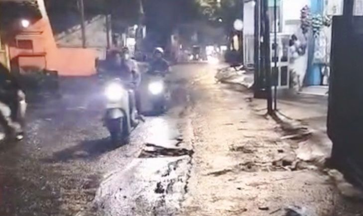 Proyek Fiber Optik Telkom di Semampir Surabaya Dikeluhkan, Akses Tenggumung Rusak