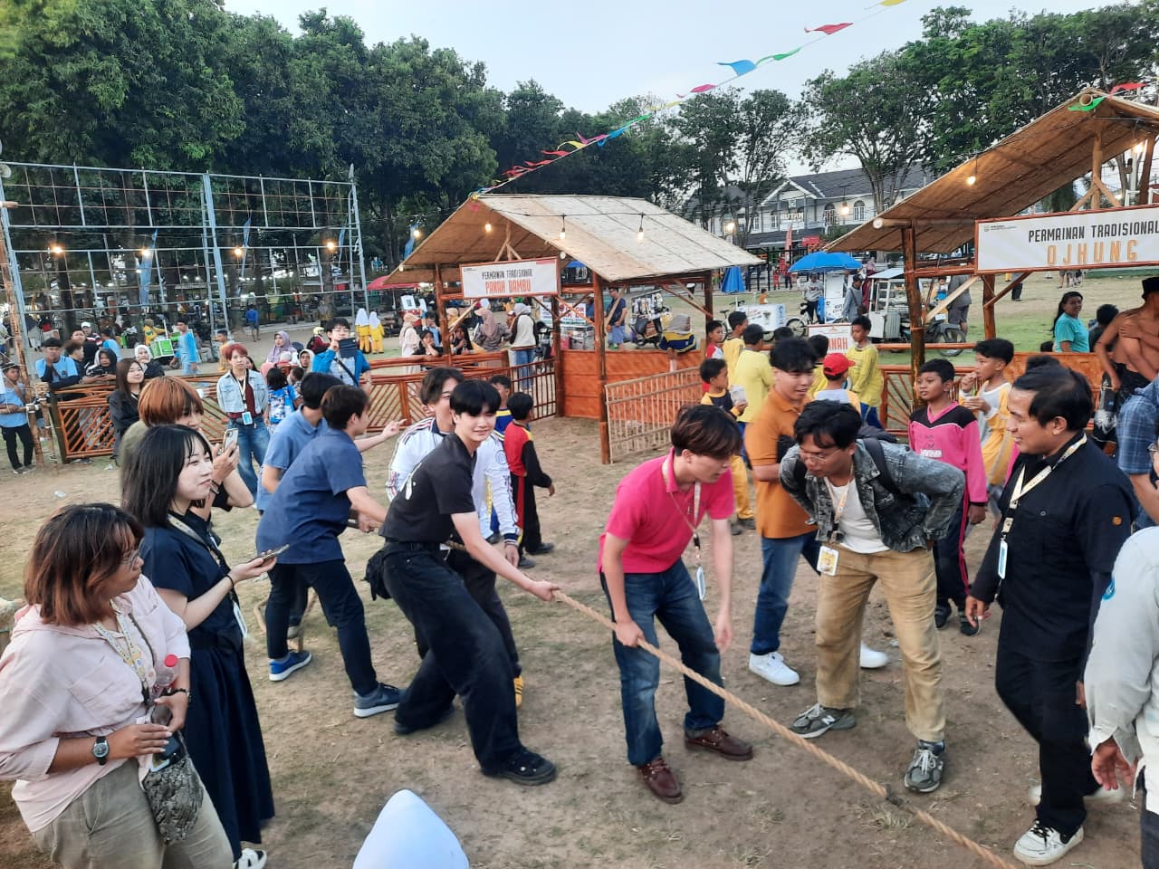 Mahasiswa Asal Osaka Sebut Tarik Tambang dan Egrang di Situbondo Mirip Permainan Jepang