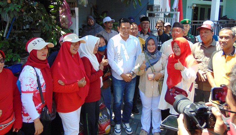 Tiga Warga Dapat Kursi Roda dari Bupati Sidoarjo