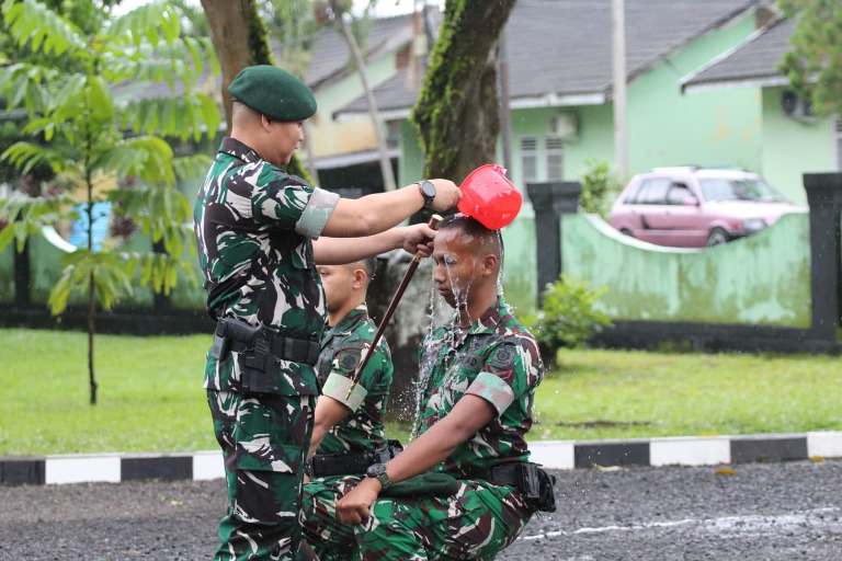 Danyonif 515 Kostrad Pimpin Tradisi Penyambutan Perwira dan Warga Baru di Jember