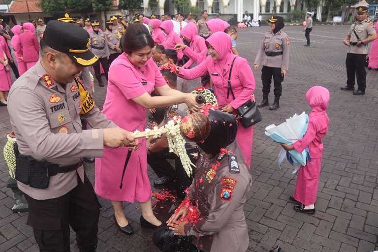 Kapolres Pasuruan Pimpin Sertijab, Kenaikan Pangkat, dan Wisuda Purnabakti