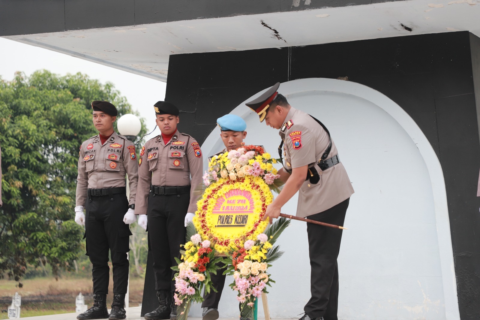 Peringati Hari Bhayangkara ke-78, Kapolres Kediri Pimpin Upacara Ziarah di TMP Pare