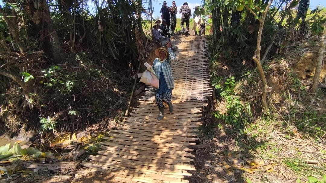 Bertahun-Tahun Lewat Jembatan Bambu, Kini Warga Sambut Jembatan Beton