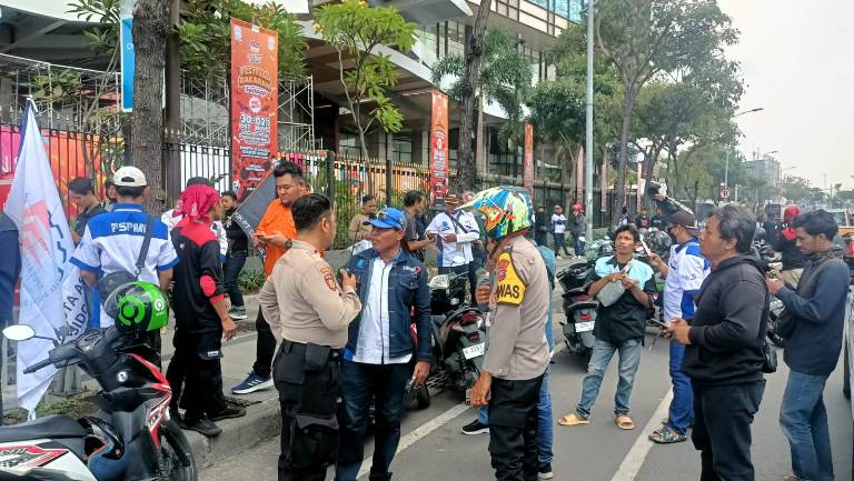 Polsek Gayungan Kawal Pengamanan Aksi Buruh FSMPI KSPI Jatim di Batas Kota Surabaya