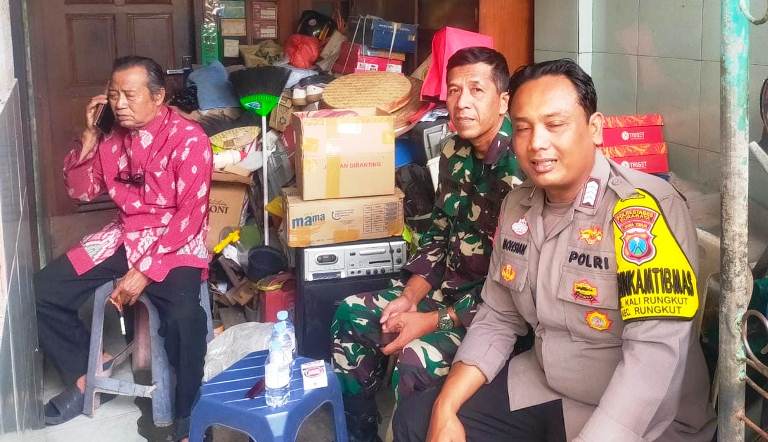 Waspada Cuaca Ekstrem dan Curanmor, Bhabinkamtibmas Polsek Rungkut Sambangi Warga Kalirungkut Surabaya