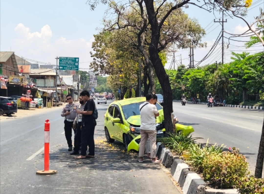 Ngantuk Usai Perjalanan Luar Kota, Pengemudi Honda Brio Tabrak Pohon hingga Loncat Jalur di Panjang Jiwo