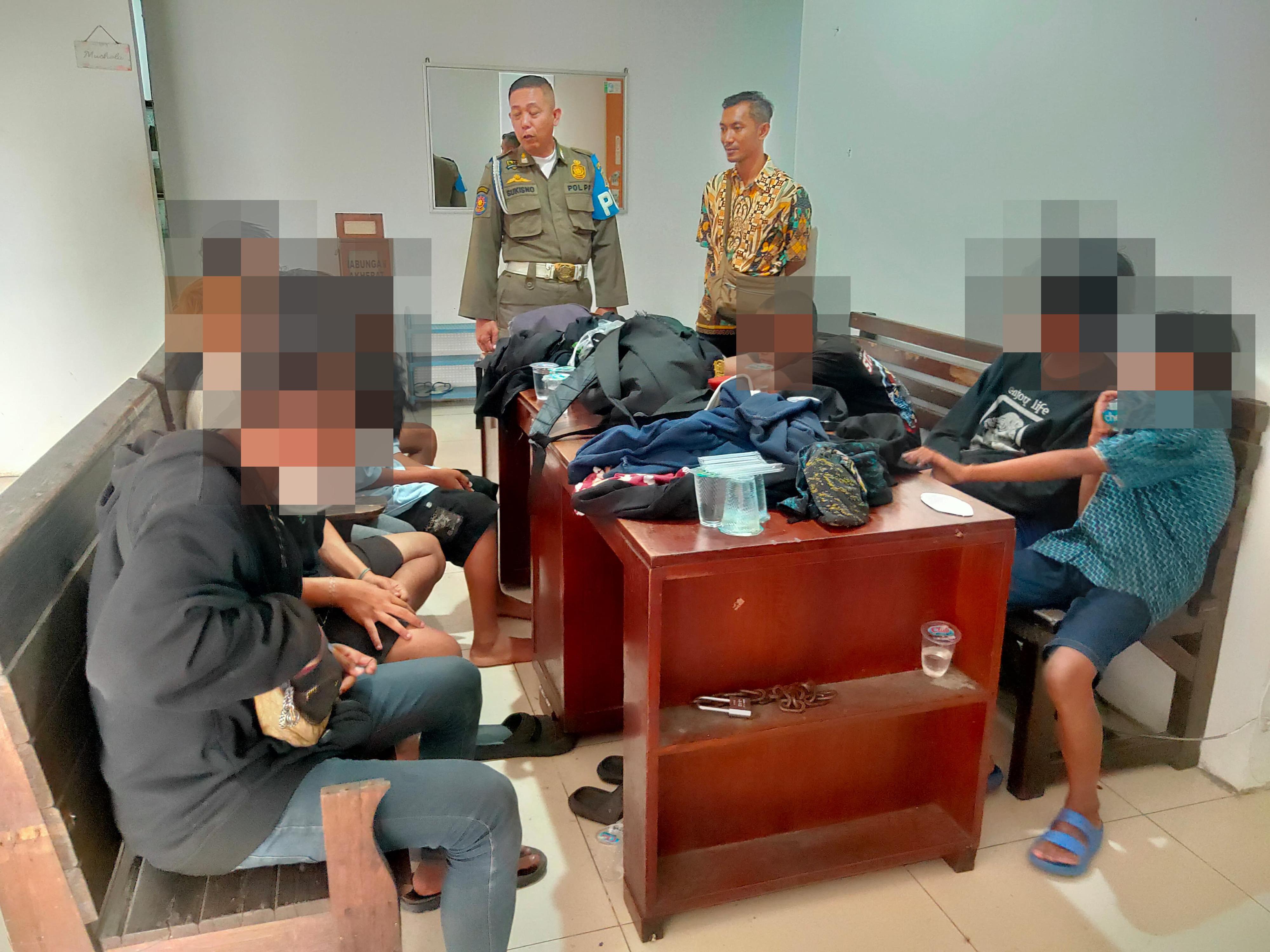 17 Anak Punk Diamankan Satpol PP Kota Surabaya di Exit Tol Simo
