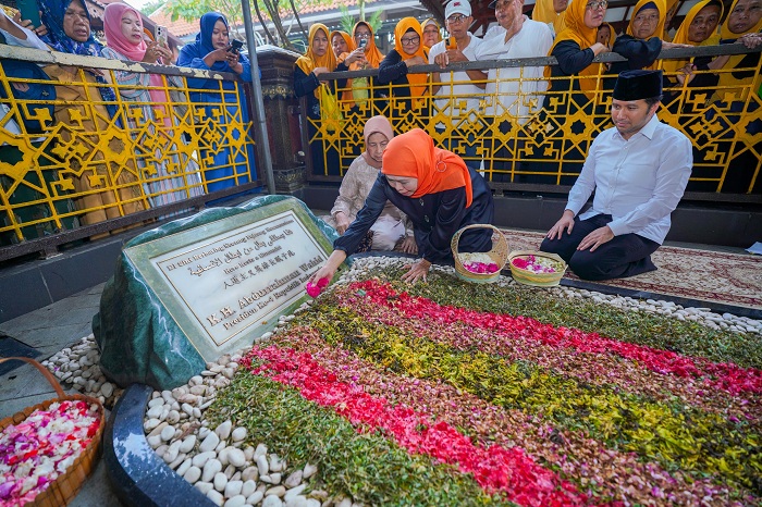 Isi Hari Tenang, Khofifah-Emil Ziarah ke Makam KH Hasyim Asy’ari dan Gus Dur