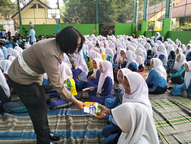 Satlantas Polres Malang Edukasi Pelajar Sekolah Serta Pasang Rambu