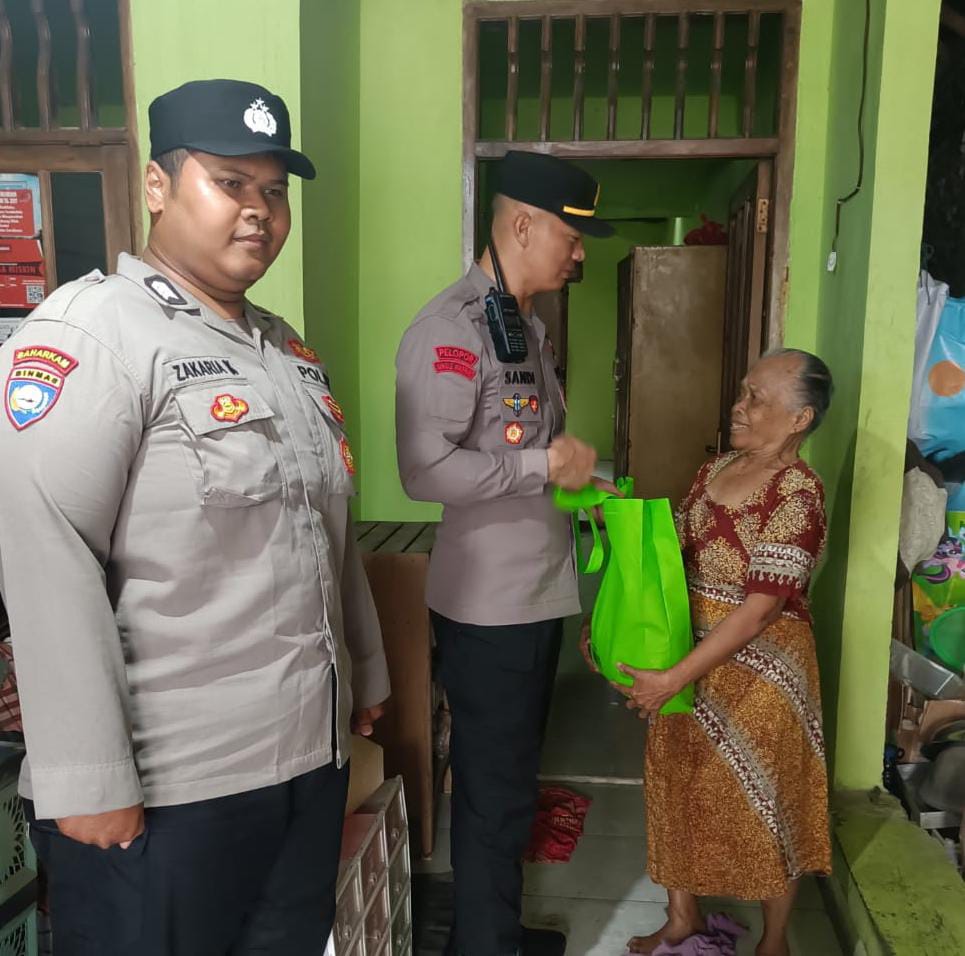 Polsek Lakarsantri Gelar Jumat Berkah Sasar Warga Kurang Mampu di Made Sambikerep