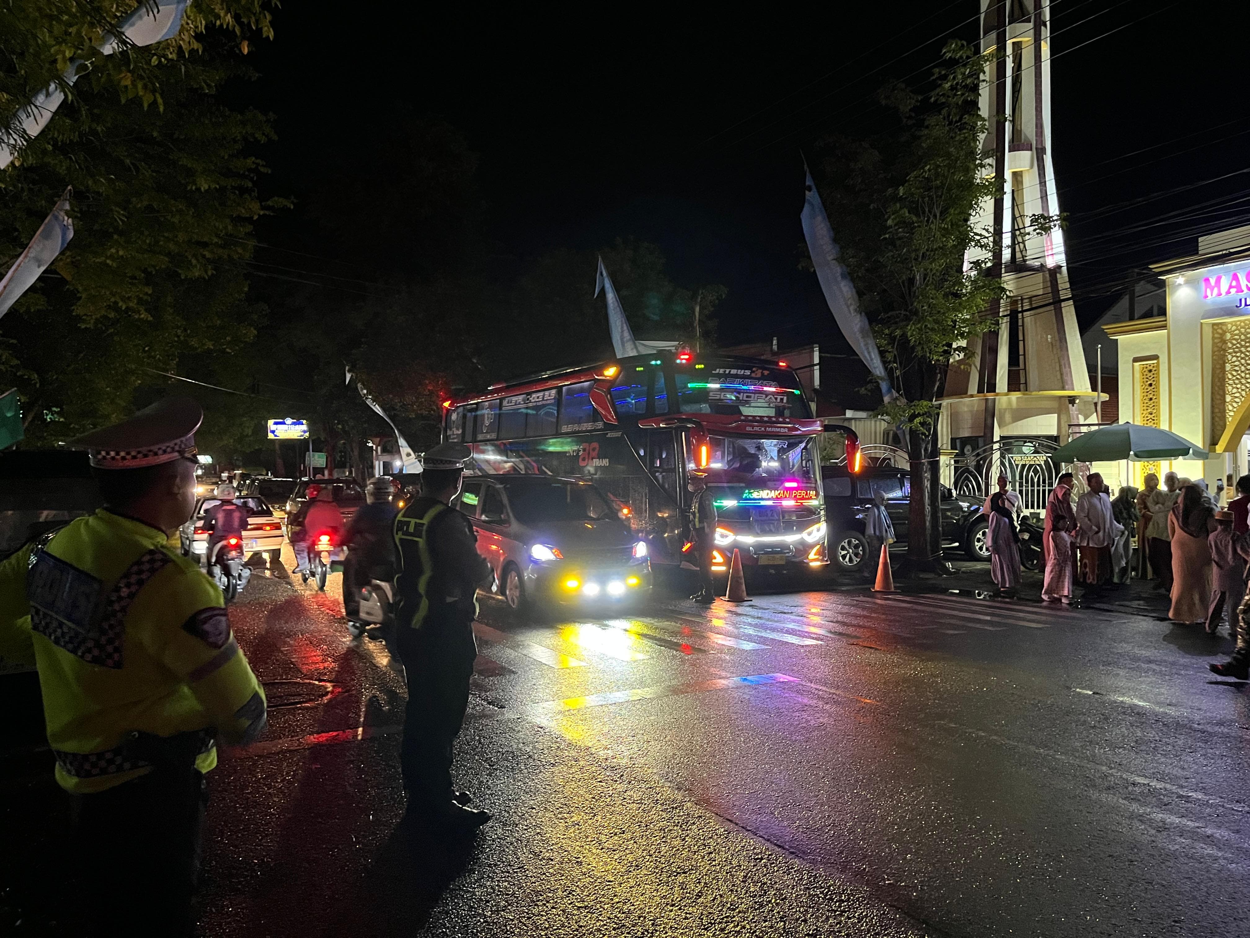 Satlantas Polres Lumajang Amankan dan Atur Lalu Lintas Pemberangkatan Jamaah Umroh