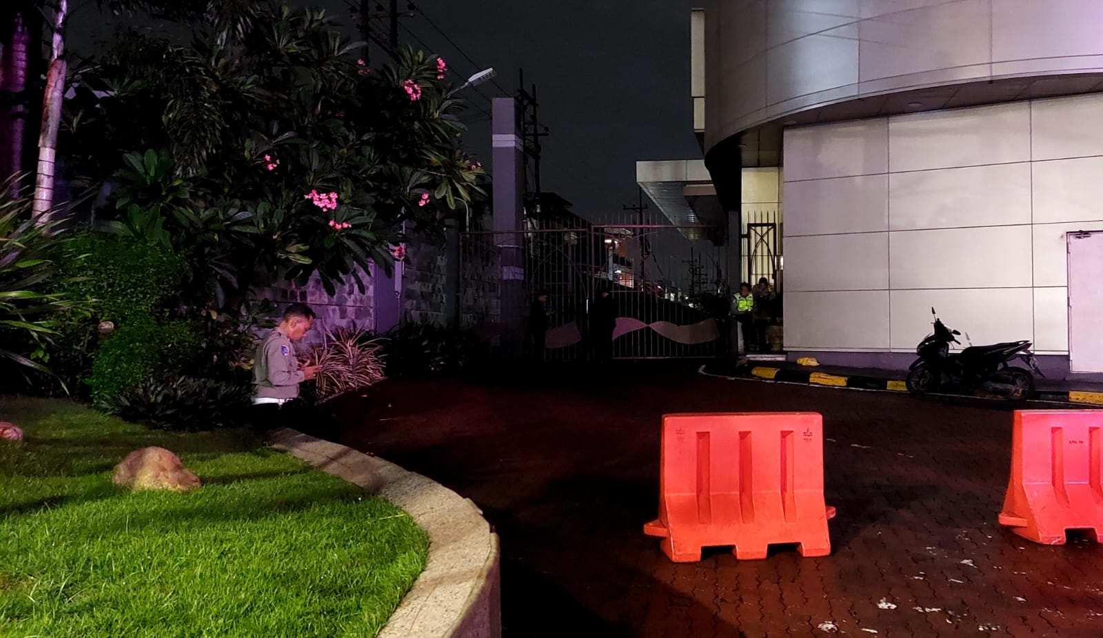 Akses Ditutup, Sejumlah Polisi Berjaga di Lokasi Pria Terjun Diri Tunjungan Plaza