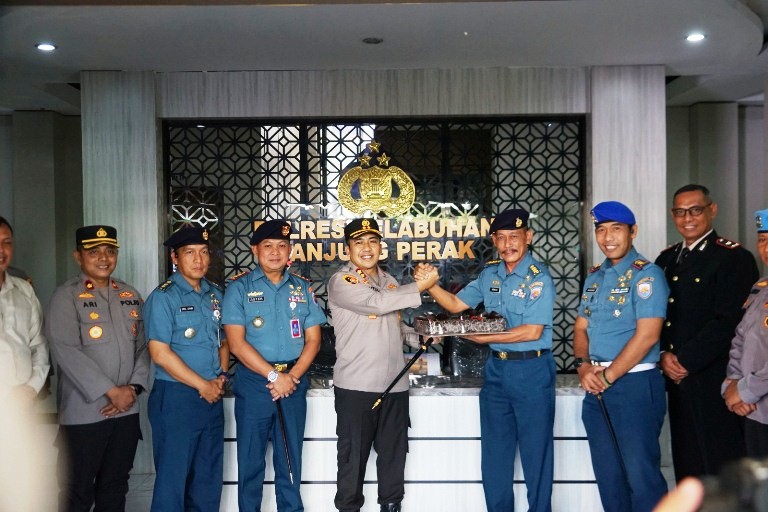 Wujud Sinergitas, Polres Pelabuhan Tanjung Perak Diserbu Kejutan HUT Ke-79 Bhayangkara dari Tiga Matra TNI