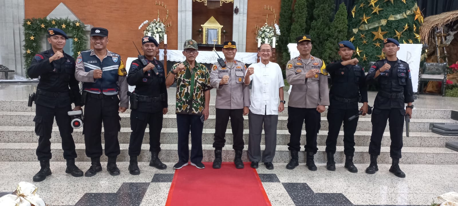 Kapolsek Dukuh Pakis Dampingi Tim Jibom Sterilisasi Gereja RM Surabaya