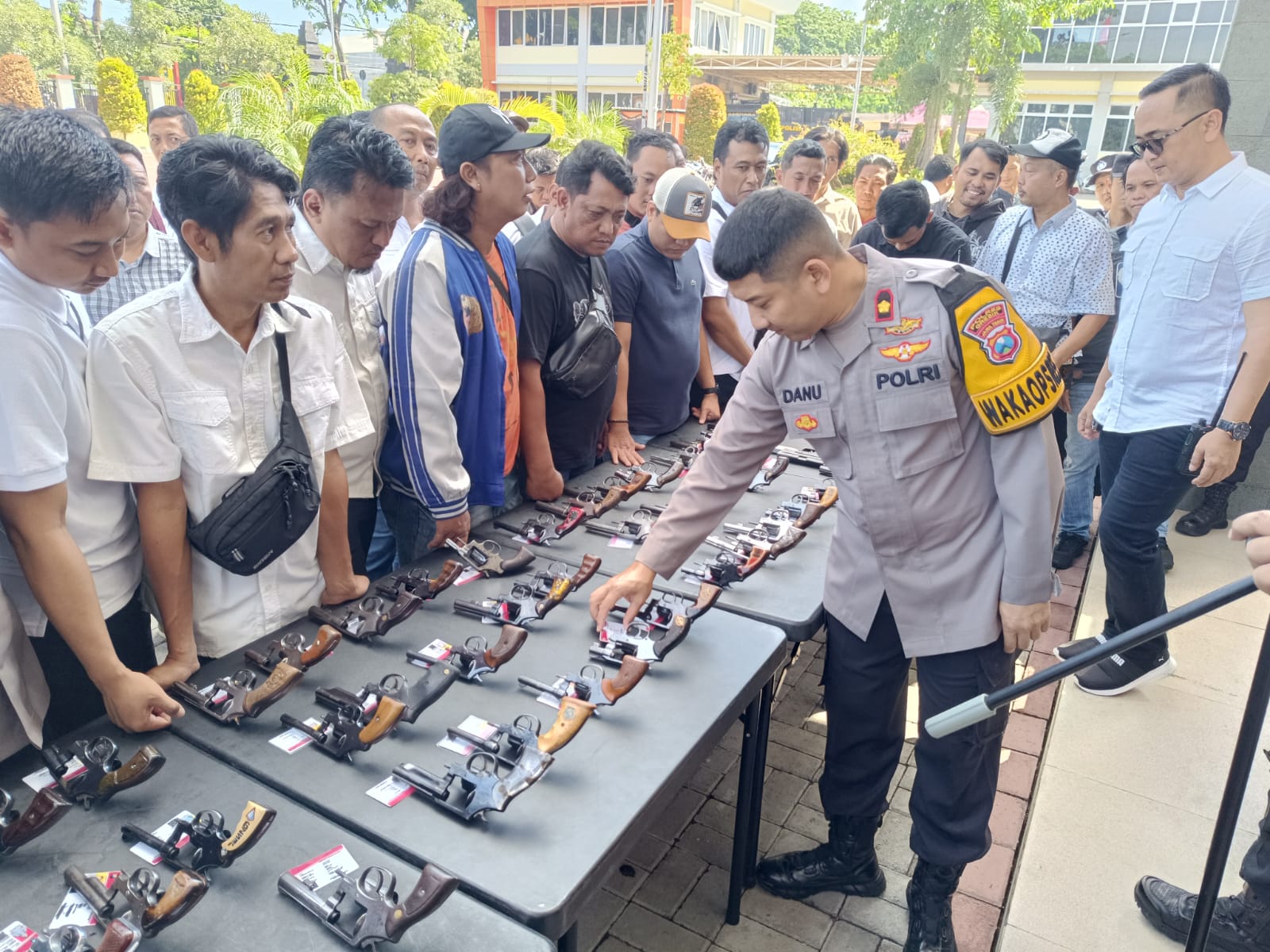 Wakapolres Gresik Pimpin Pengecekan Senpi Rutin Jelang Nataru