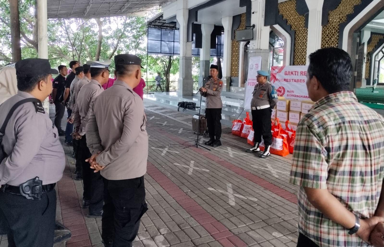 Polsek Tenggilis Mejoyo Gelar Bhakti Religi Sambut HUT Bhayangkara ke-79 di Masjid Baiturrozaq