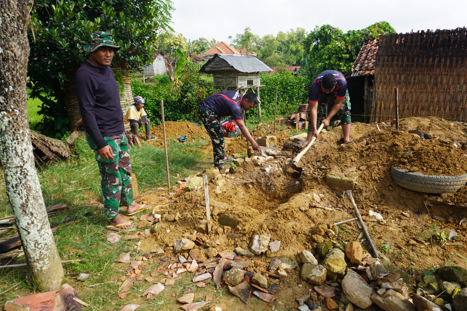 Satgas TMMD ke-127 Kodim 0827/Sumenep Gali Pondasi RTLH Warga Desa Mandala