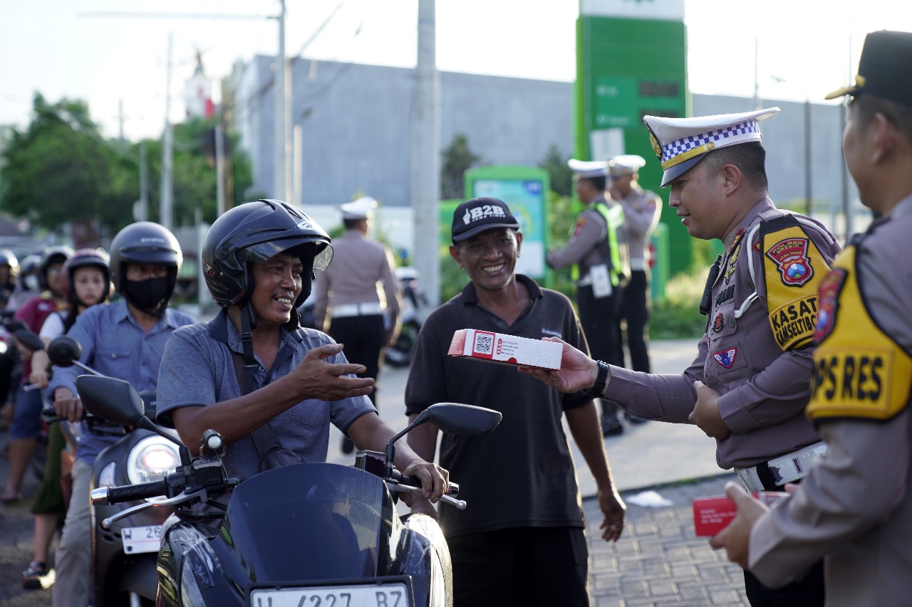 Satlantas Polres Gresik Bagikan Takjil kepada Pengendara di Bulan Suci Ramadan
