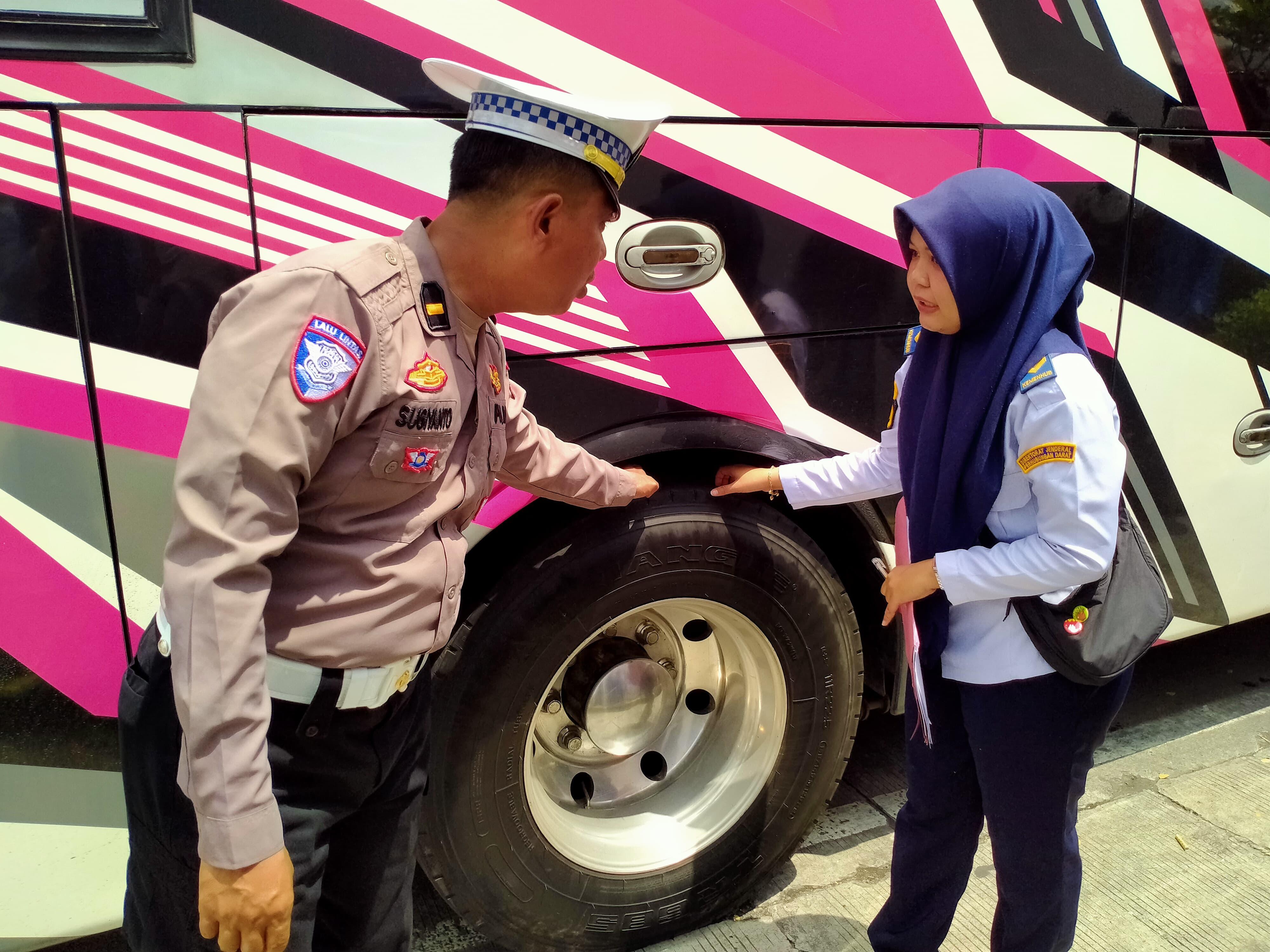 Polres Ngawi Gelar Ramp Check dan Tes Kesehatan Sopir di Rest Area 575 B
