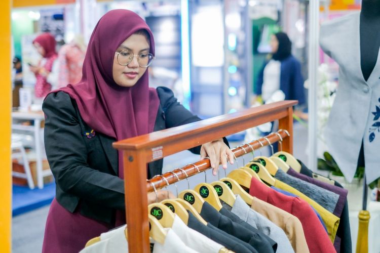 LinkUMKM BRI Dorong Pengusaha Perempuan Naik Kelas Lewat JJC Rumah Jahit