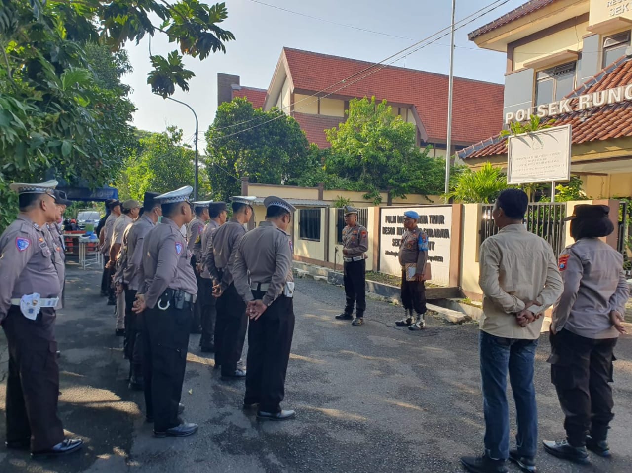 Kanit Lantas Polsek Rungkut Pimpin Pemeriksaan Sikap Tampang dan Kelengkapan Personel