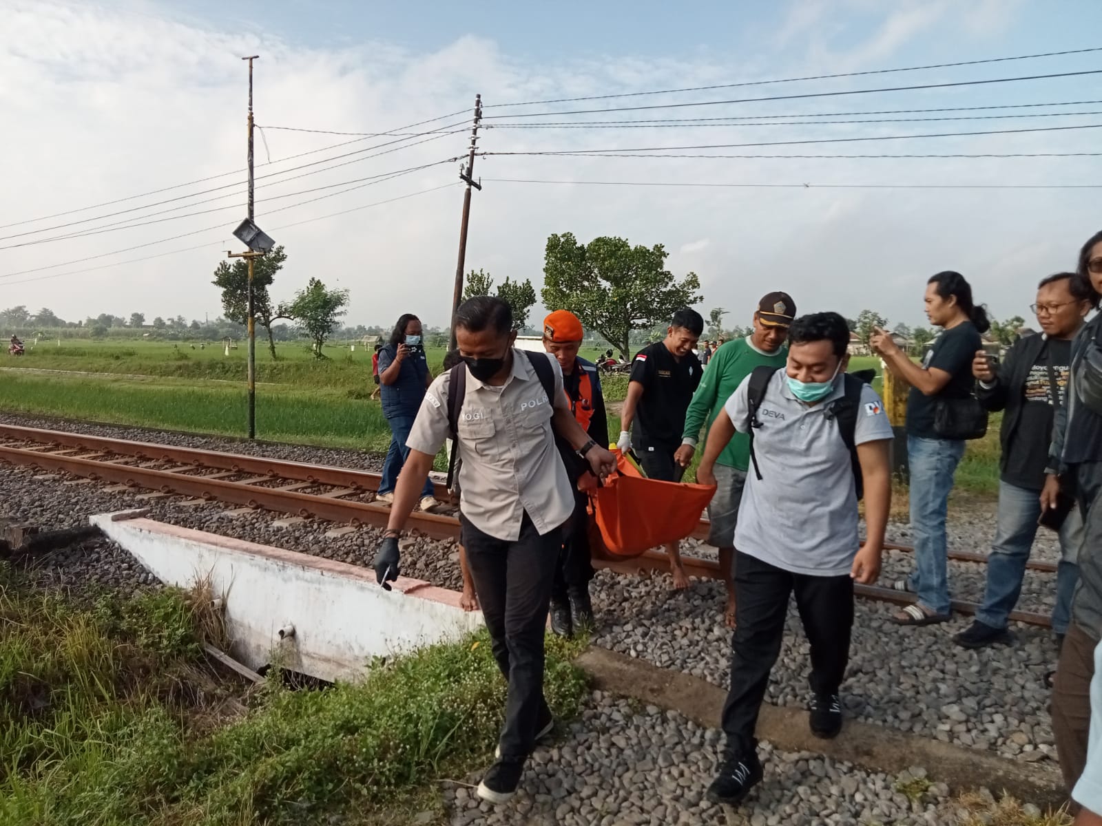 Lansia Tewas Tertabrak Kereta di Ngunut, Polisi Evakuasi Jenazah Dibantu Warga