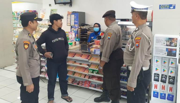  Polsek Wonocolo Patroli Dialogis di Indomaret Jemursari Surabaya Antisipasi Kriminalitas