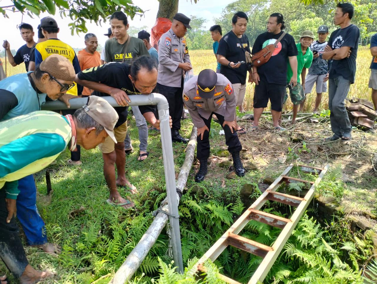 Gercep, Polsek Geneng Selamatkan Warga Ngawi Terperosok ke Dalam Sumur 