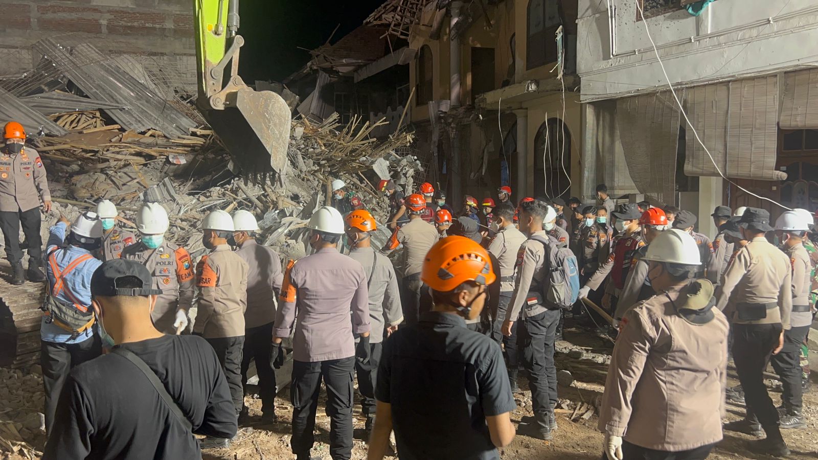 Prioritaskan Kemanusiaan dan Keselamatan, Polisi Evakuasi Korban Ponpes Al Khoziny