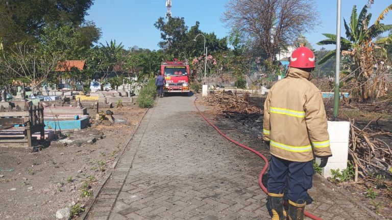 Gegara Bakar Sampah, Area Makam di Gresik Tersambar Api 