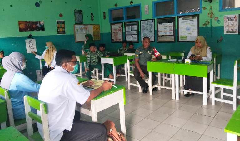 Sinergi TNI dan Nakes Jaga Generasi Sehat: Babinsa Dampingi Skrining Kesehatan Siswa di Lumajang