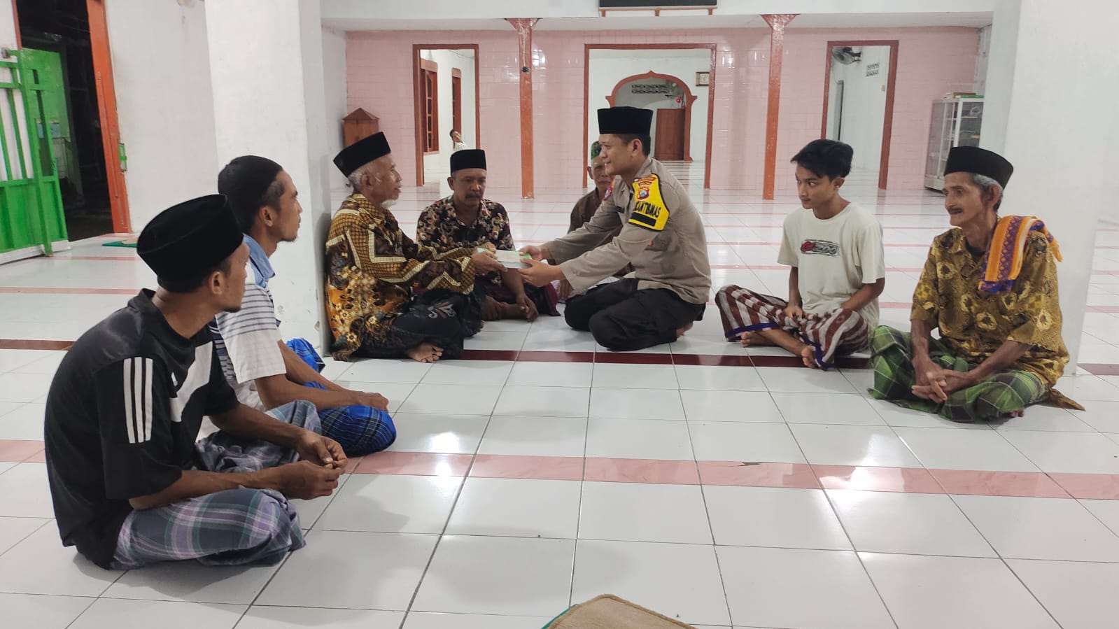 Bhabinkamtibmas dan Polisi RW Polsek Padangan Serahkan Sarana Kontak Al Qur'an di Masjid Baitul Mukminin