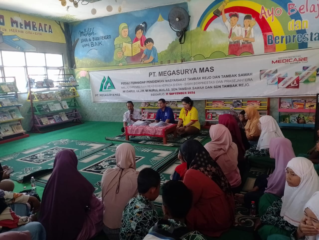 PT Megasurya Mas Beri Beasiswa 400 Murid SD/MI di Waru Sidoarjo dan Bedilan Gresik