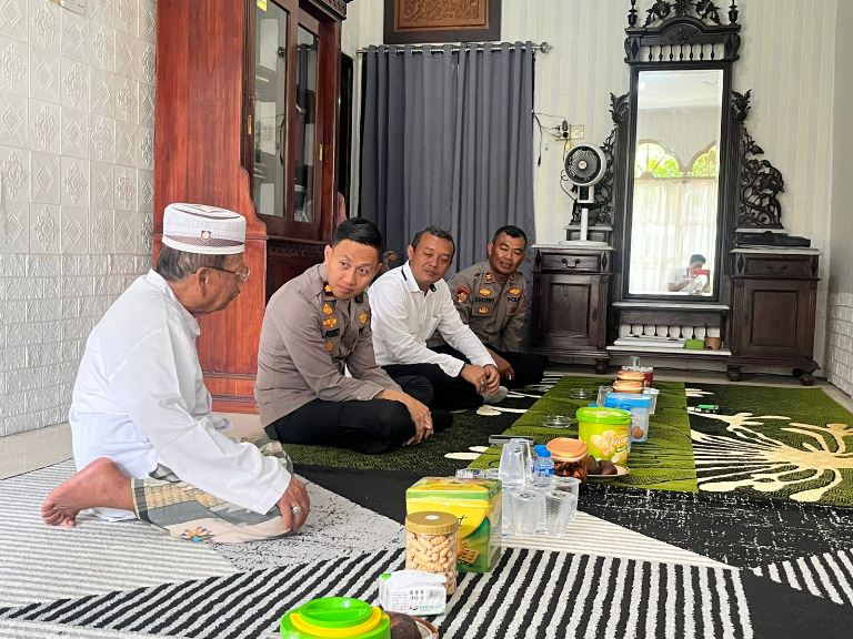 Wakapolres Lumajang Hadiri Takziah Ibu Nyai Siti Muyassaroh, Ibunda Gus Kun Muhandis