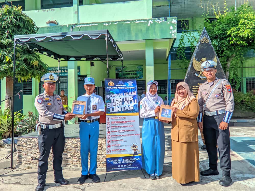 Satlantas Polres Lumajang Sosialisasi Tertib Berlalu Lintas ke Pelajar SMKN 1