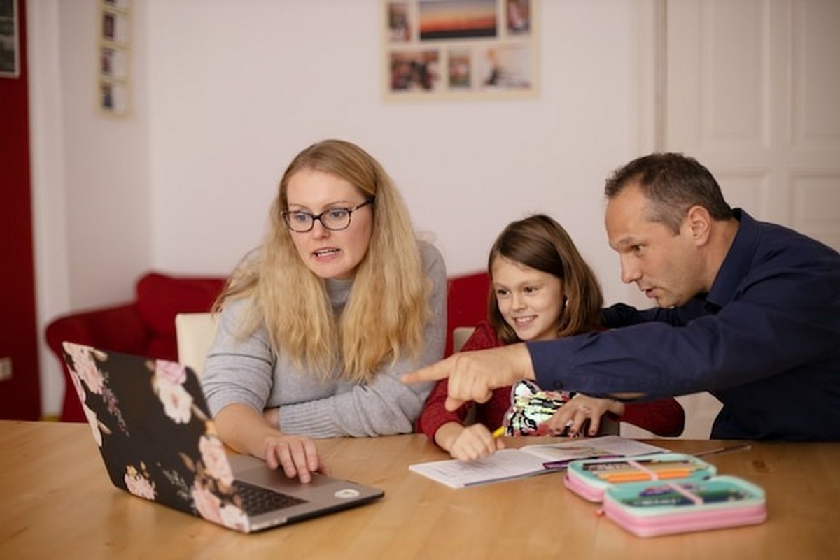 Parenting dalam Era Digital: Cara Mengatasi Tantangan dan Memastikan Keselamatan Anak