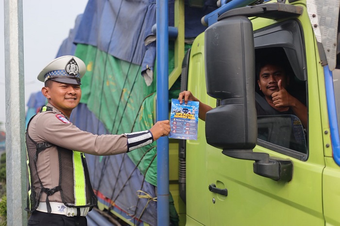 Satlantas Polres Gresik Bagikan Cokelat kepada Pengendara di Exit Tol Kebomas