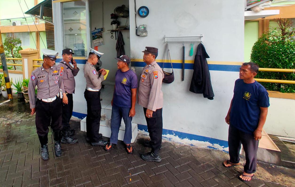 Polsek Sukomanunggal Gencarkan Patroli dan Sosialisasi Layanan Darurat 110 di Perumahan Tanjungsari Baru