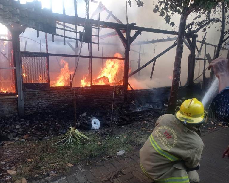 Rumah Semi Permanen di Lakarsantri Surabaya Ludes Terbakar