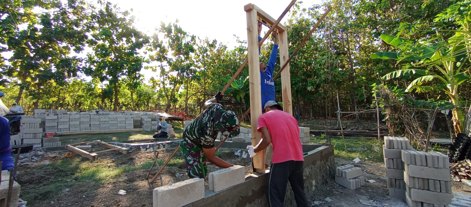 Satgas TMMD 121 Mulai Pemasangan Kusen Pintu Milik Masiya